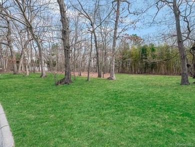Beautiful Center Hall Colonial on Private Cul-de-Sac in Kings - photo 24