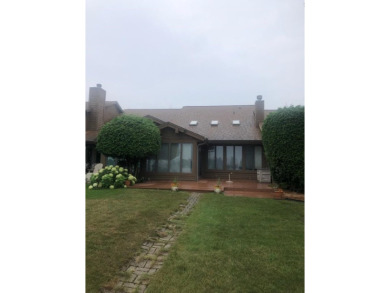Lake Condo Sale Pending in Winneconne, Wisconsin
