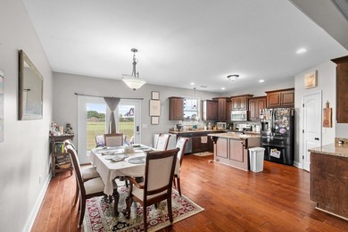 Beautifully maintained 4-bedroom home near Headland Country - photo 7