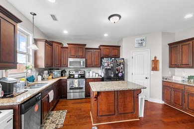Beautifully maintained 4-bedroom home near Headland Country - photo 9