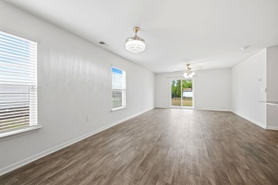Spacious and beautifully maintained 5-bedroom, 3 full bath home - photo 5