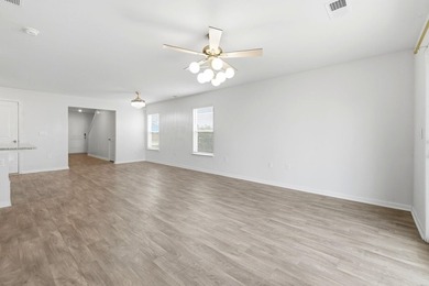 Spacious and beautifully maintained 5-bedroom, 3 full bath home - photo 6