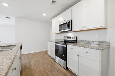 Spacious and beautifully maintained 5-bedroom, 3 full bath home - photo 9