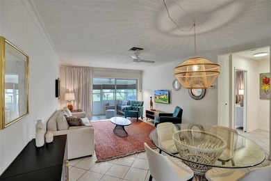 Beautifully updated 1-bedroom, 1-bath corner villa in the - photo 13