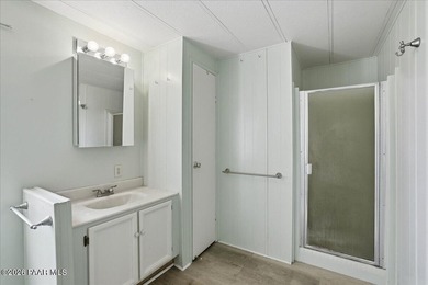 Location, location, location! Wonderful split floorplan, 2 bed 2 - photo 15