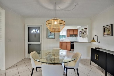 Beautifully updated 1-bedroom, 1-bath corner villa in the - photo 15