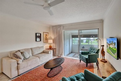 Beautifully updated 1-bedroom, 1-bath corner villa in the - photo 18