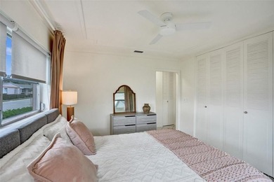 Beautifully updated 1-bedroom, 1-bath corner villa in the - photo 24