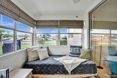 Beautifully updated 1-bedroom, 1-bath corner villa in the - photo 28