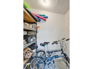 Beautifully updated 1-bedroom, 1-bath corner villa in the - photo 31