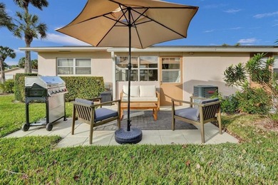 Beautifully updated 1-bedroom, 1-bath corner villa in the - photo 33