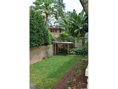 Two classic, well-maintained duplexes featuring a total of four - photo 7