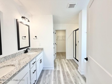 MOVE IN READY! Seller is offering concessions to buyers making - photo 26