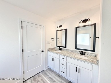 MOVE IN READY! Seller is offering concessions to buyers making - photo 29
