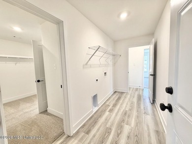 MOVE IN READY! Seller is offering concessions to buyers making - photo 33