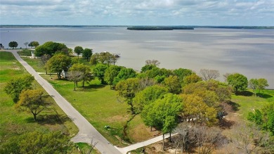 Open water lot on almost half acre in newer gated community on - photo 4