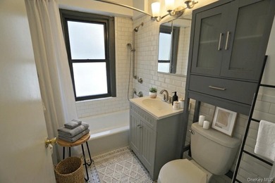 Highly Sought-After Park Chateau: Converted 2-Bedroom Junior 4 - photo 8