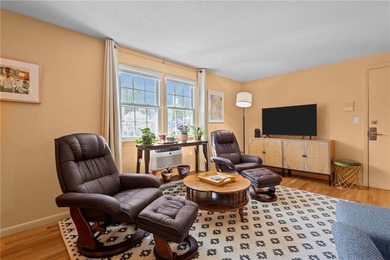Welcome to Bay Breeze Condominiums on Greenwich Bay-an ideal - photo 5