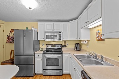 Welcome to Bay Breeze Condominiums on Greenwich Bay-an ideal - photo 8