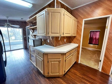 Stunning 3-Bedroom, 2-Bathroom Home with Florida Room in Premier - photo 7