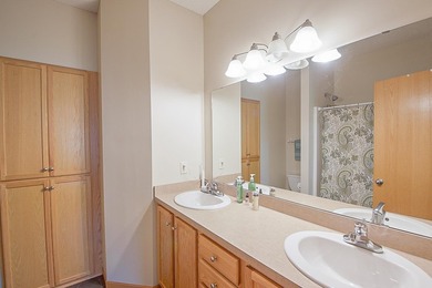 Discover this beautifully refreshed 3-bedroom, 3-bath townhome - photo 19