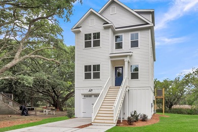 Welcome home to 1552 N. Avalon Circle! Classic Lowcountry Living - photo 3