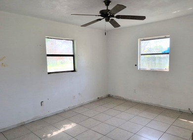 Unlock the potential of this 3-bedroom, 2.5-bath single-family - photo 5
