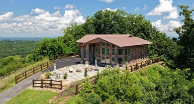 This luxurious, one-of-a-kind estate offers a multi-million - photo 1