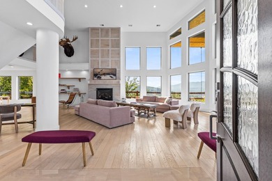 This luxurious, one-of-a-kind estate offers a multi-million - photo 2