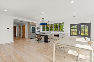 This luxurious, one-of-a-kind estate offers a multi-million - photo 4