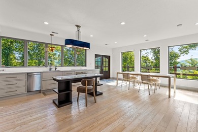 This luxurious, one-of-a-kind estate offers a multi-million - photo 5