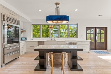 This luxurious, one-of-a-kind estate offers a multi-million - photo 8