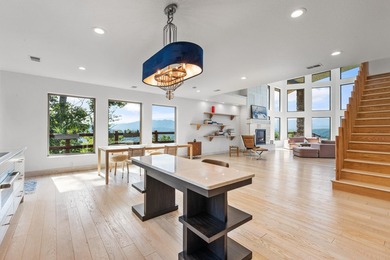 This luxurious, one-of-a-kind estate offers a multi-million - photo 10
