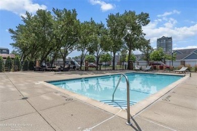 Beautiful open modern condo in Harbortown with large windows - photo 7