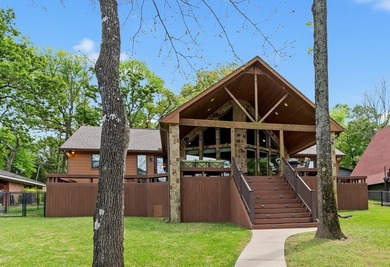 Timeless lakehouse-style home with a versatile guest house - photo 1