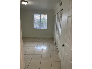 Beautiful, bright and spacious first floor corner unit - photo 4