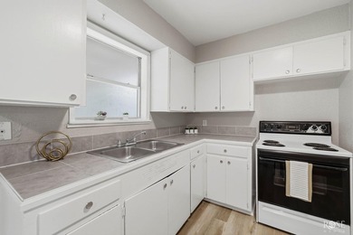 Cute as can be! This adorable 2 bedroom, 1 bath home is move-in - photo 13