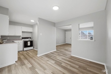 Cute as can be! This adorable 2 bedroom, 1 bath home is move-in - photo 14