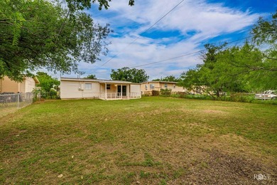 Cute as can be! This adorable 2 bedroom, 1 bath home is move-in - photo 23