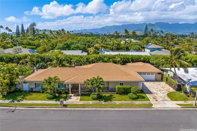 Fully remodeled in 2013, this elegant beachside home on Namala - photo 1