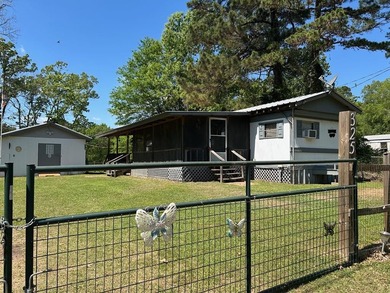 Nestled just one block from Toledo Bend Lake, this tidy two-bed - photo 1