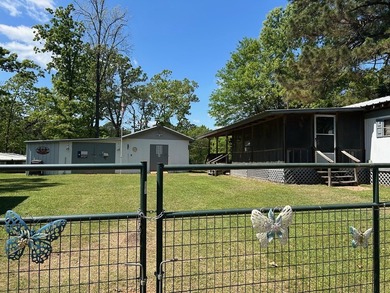 Nestled just one block from Toledo Bend Lake, this tidy two-bed - photo 2