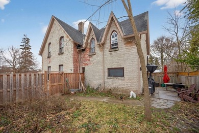 Attention investors and First time Buyers: this well-maintained - photo 2