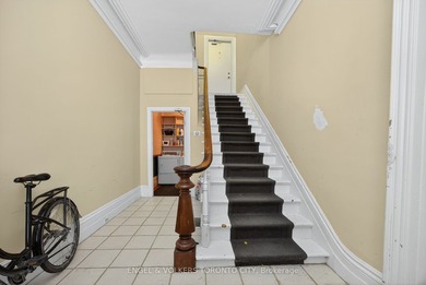 Attention investors and First time Buyers: this well-maintained - photo 4