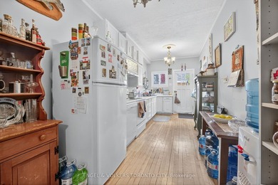 Attention investors and First time Buyers: this well-maintained - photo 8
