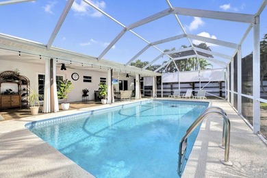 Charming 3 bedroom, 3 bathroom house has amazing covered and - photo 2
