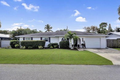 Charming 3 bedroom, 3 bathroom house has amazing covered and - photo 3
