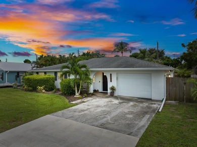 Charming 3 bedroom, 3 bathroom house has amazing covered and - photo 4