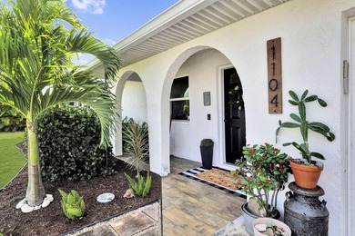 Charming 3 bedroom, 3 bathroom house has amazing covered and - photo 5