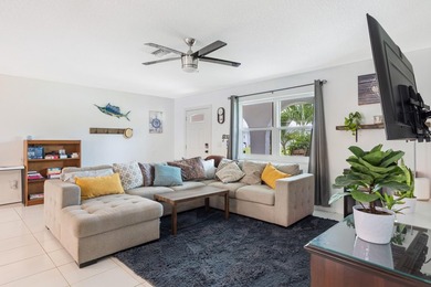Charming 3 bedroom, 3 bathroom house has amazing covered and - photo 6